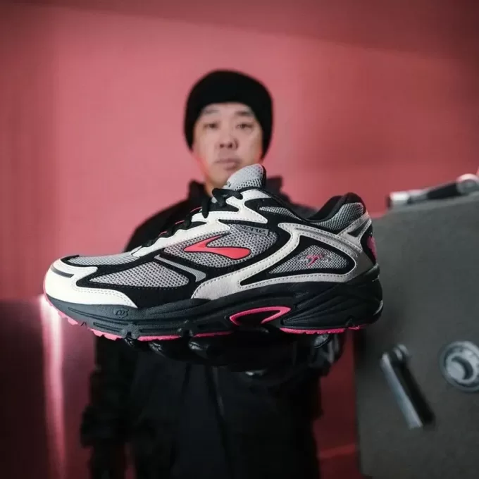 Brooks STAPLE x Adrenaline GTS 4 Brooks STAPLE x Adrenaline GTS 4