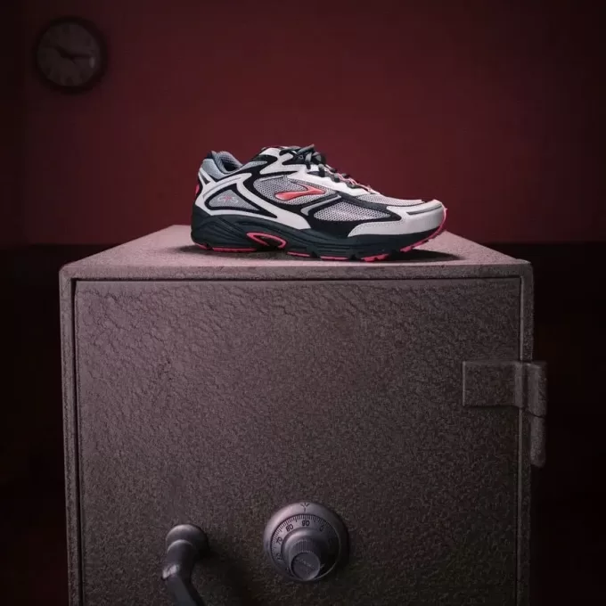 Brooks STAPLE x Adrenaline GTS 4 Brooks STAPLE x Adrenaline GTS 4